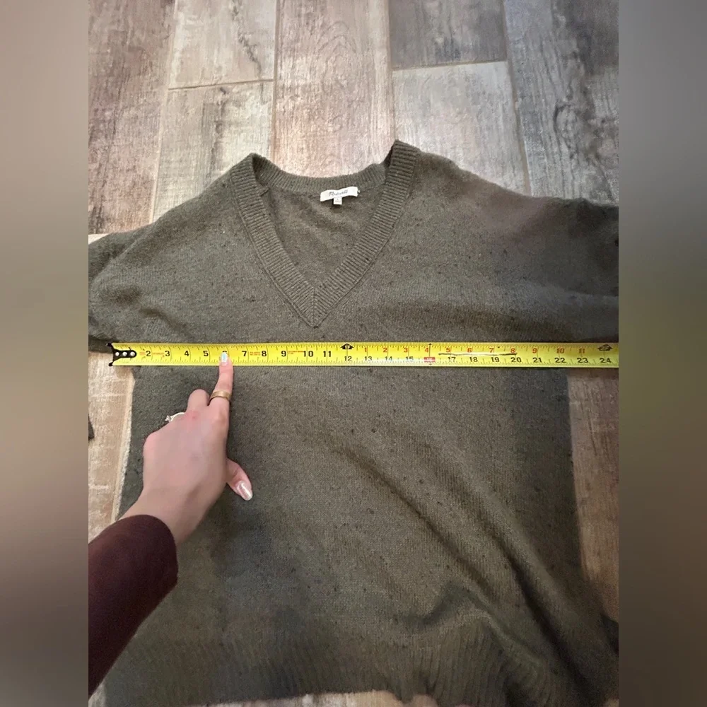 Madewell Donegal Bartlett V-Neck Pullover Sweater in Coziest Yarn - Picture 3 of 6